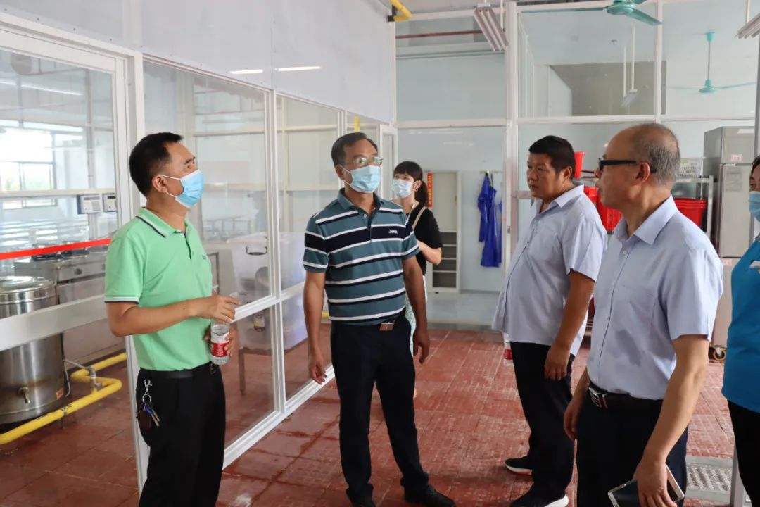 护航新学期——海口市市场监督管理局龙华分局来我校开展学校食堂食品安全检查工作